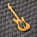 Drewniana broszka Gitara 3922