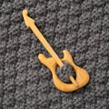 Drewniana broszka Gitara 3922