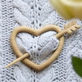 Drewniana broszka Serce ze strzałą 3923