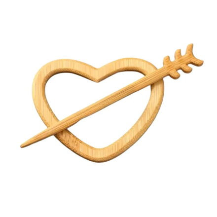 Drewniana broszka Serce ze strzałą 3923